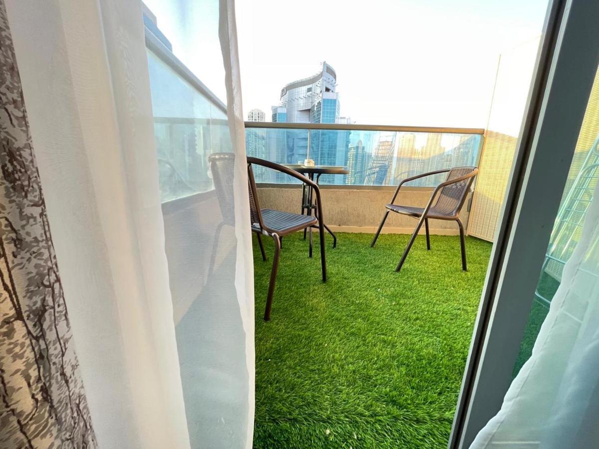 Private Gorgeous Room With Marina View With Shared Kitchen 두바이 외부 사진